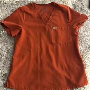 Figs auburn catarina one pocket top.